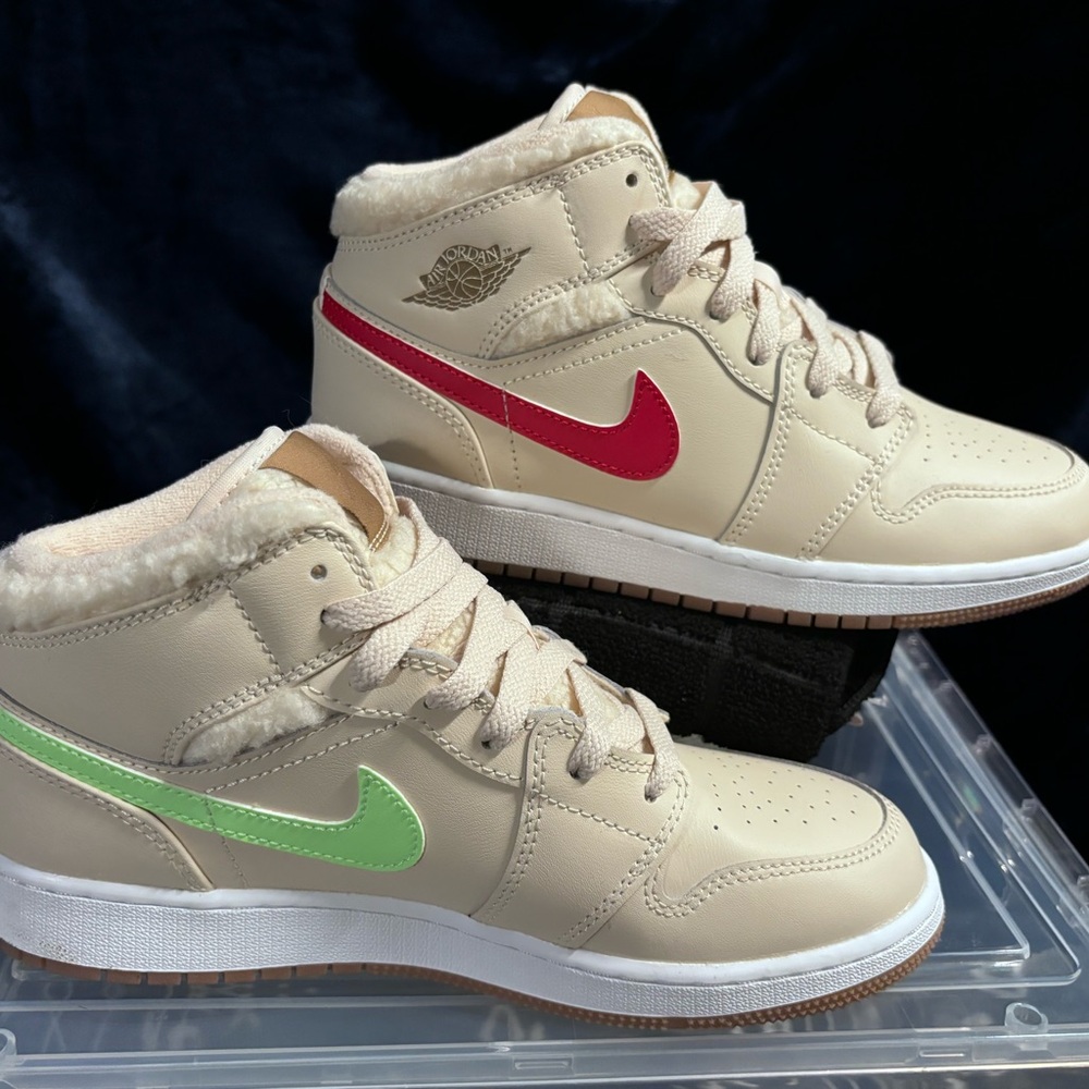 Nike Women's Sneakers Beige with Red and Green Accents
